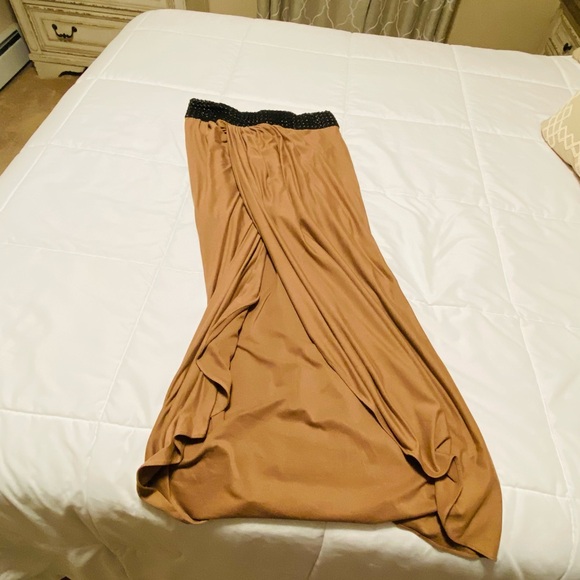 Elegant Tan Skirt - Picture 1 of 4